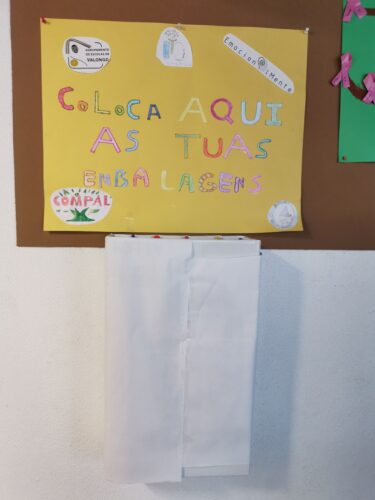 Cartaz de sensibilização para a recolha das embalagens.<br/>Os alunos colaboraram na elaboração do cartaz, tendo previamente pesquisado os símbolos FSC e Tetrapak.