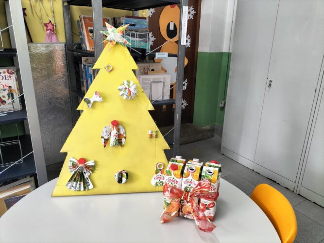 Árvore Amarela na nossa escola.<br/>Árvore feita com base de cartão, decorações com recurso a embalagens da Compal.