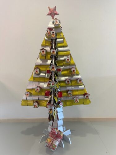 Árvore de Natal Amarela no átrio da nossa escola-aberto à comunidade educativa
