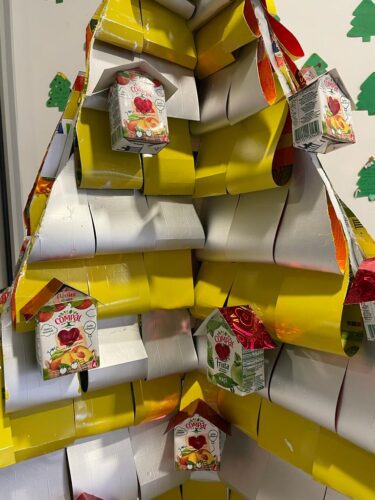 Pormenor da Árvore de Natal Amarela permitindo observar os pacotes Compal e a forma como foram utilizados- parte metalizado e/ou pintura