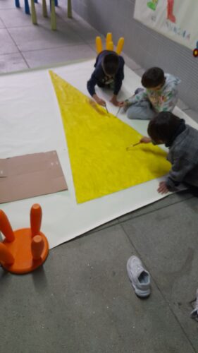 Os alunos pintaram a Árvore de Natal em papel de cenário e de cor amarela.