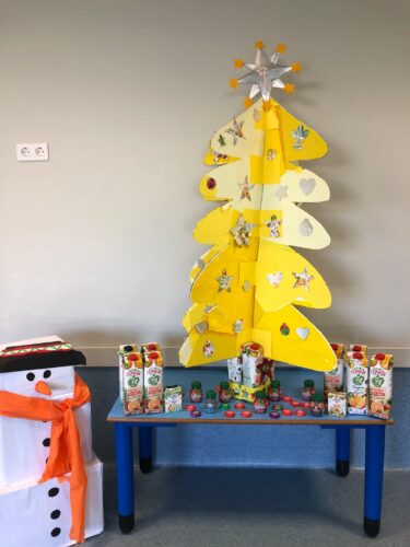 Árvore de Natal em 4D- Natal Amarelo da Compal<br/>Espaço interior das instalações do 1º Ciclo do Agrupamento de Escolas de Alvito