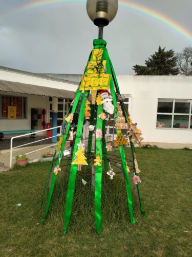 Árvore de Natal no exterior da escola, com todos os enfeites realizados com a participação das famílias.