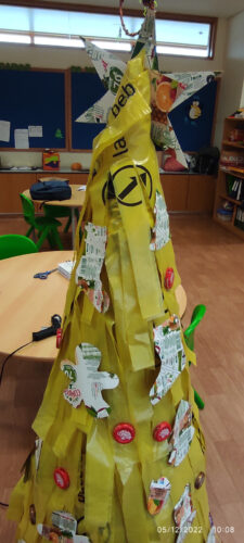 Árvore de Natal Amarela feita de sacos de lixo reciclados amarelos e decorada com enfeites feitos das embalagens da Compal.