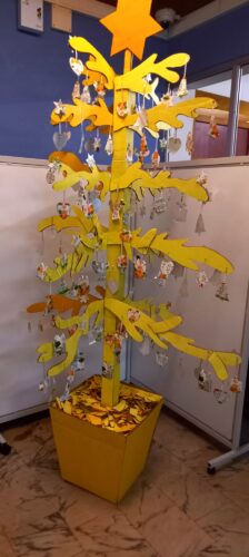 "Natal com Compal, a alegria é total".<br/>A nossa árvore foi construída com materiais totalmente recicláveis, nomeadamente das embalagens da Marca Compal e elaborada por diferentes elementos da comunidade educativa.